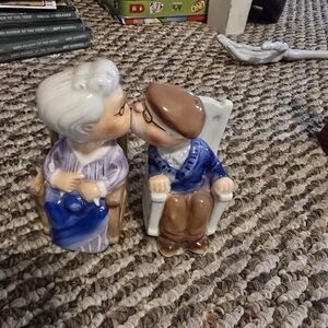 Westland Magnetic Mwah Old Couple Kissing Rocking Chair Salt And Pepper Shakers